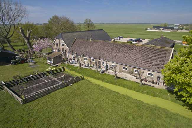 Logeren bij het betere boerenbed TaarTenTuin luchtfoto