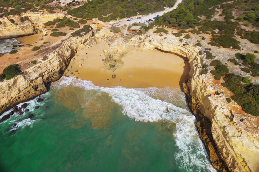 Praia de Albandeira; verborgen juweeltje aan de Algarve - AllinMam.com