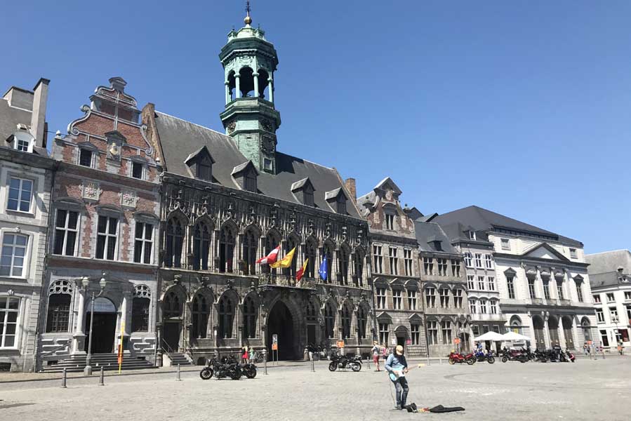 Het stadhuis van Mons (Bergen) op de Grote Markt - AllinMam.com