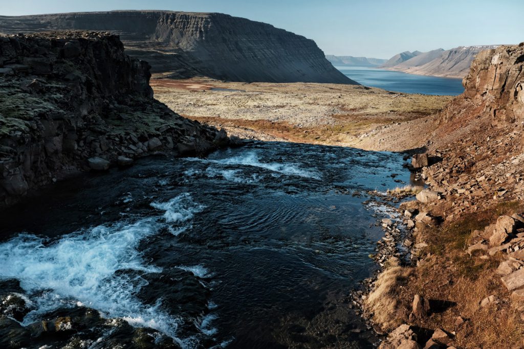 Aanvoer water Dynjandi waterval Westfjorden IJsland Reislegende - Reislegende.nl