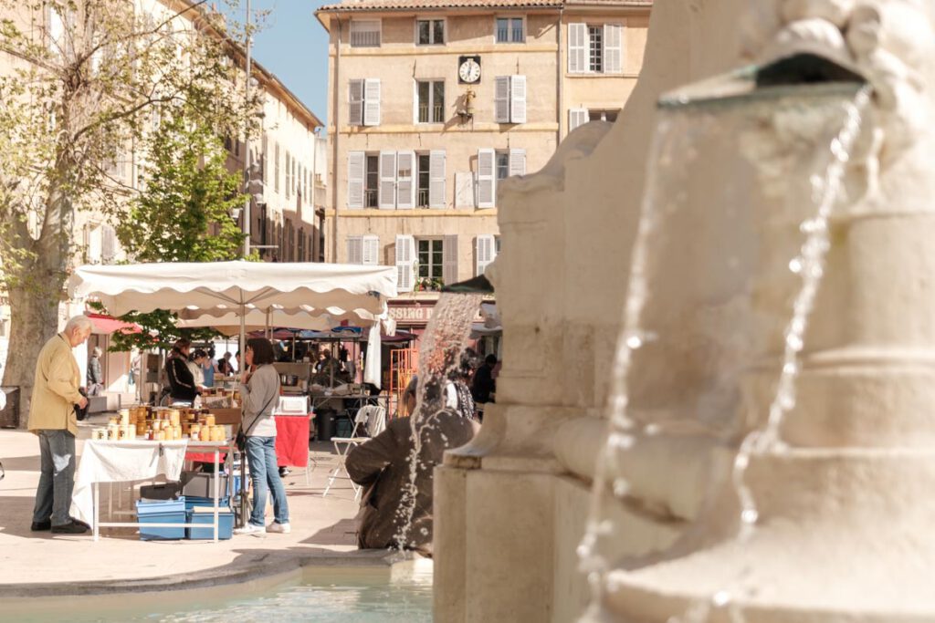 Place des Prêcheurs markt Aix en Provence - Ontdek het oude centrum van Aix-en-Provence, bezienswaardigheden en tips - Reislegende.nl