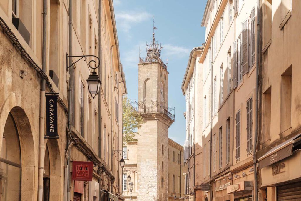 Klokkentoren op Place de l’Hôtel de Ville - Ontdek het oude centrum van Aix-en-Provence, bezienswaardigheden en tips - Reislegende.nl