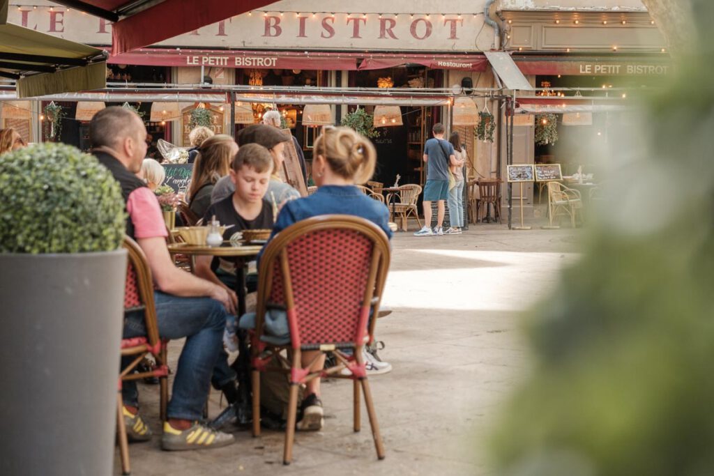 Terrassen in Aix-en-Provence - Ontdek het oude centrum van Aix-en-Provence, bezienswaardigheden en tips - Reislegende.nl