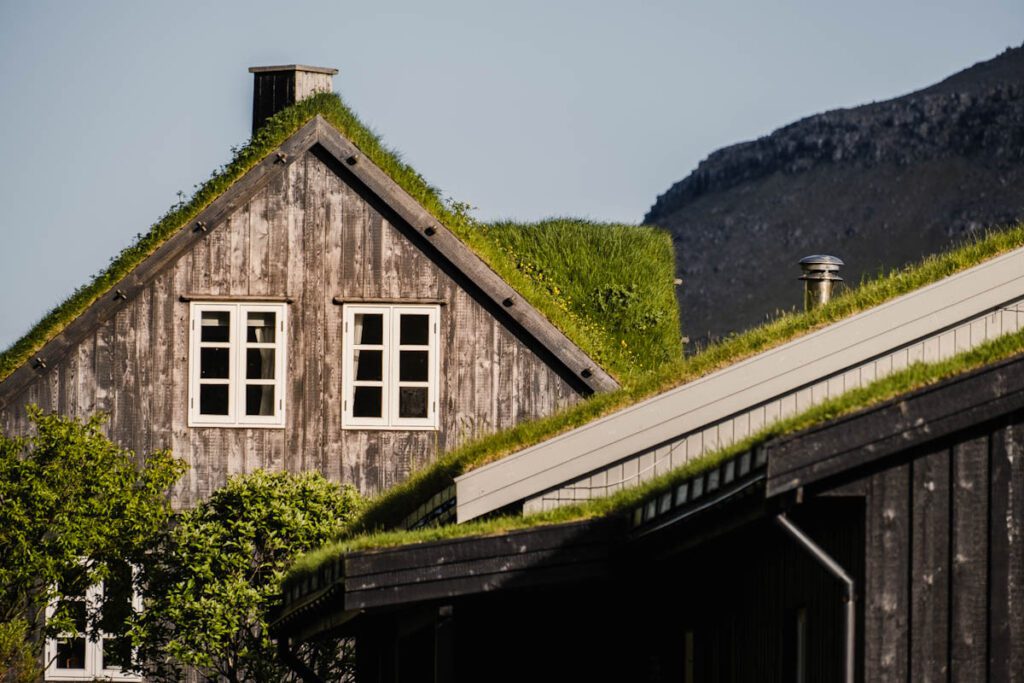 Authentieke huizen Faeroer eilanden Bour Vagar bezienswaardigheden - Reislegende.nl