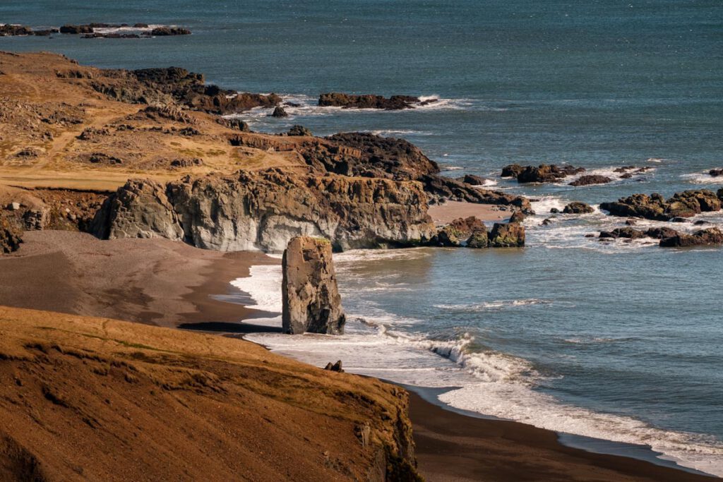 Stapi in Stapavik Laekjavik beach - Basalt rots op Fauskasandur Black Sand Beach highlights oostkust IJsland - Reislegende.nl
