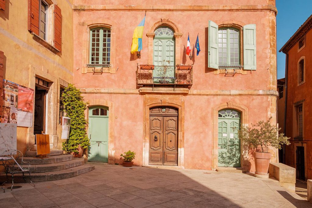 Stadhuis Mairie de Roussillon in de Provence, tips voor een bezoek aan dit roodgekleurde dorp - Reislegende.nl