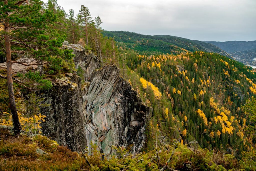 Bezienswaardigheden Vestfold og Telemark Ravnejuvvegen weg naar Ravnejuv Raven Gorge Dalen Zuid-Noorwegen - Reislegende.nl