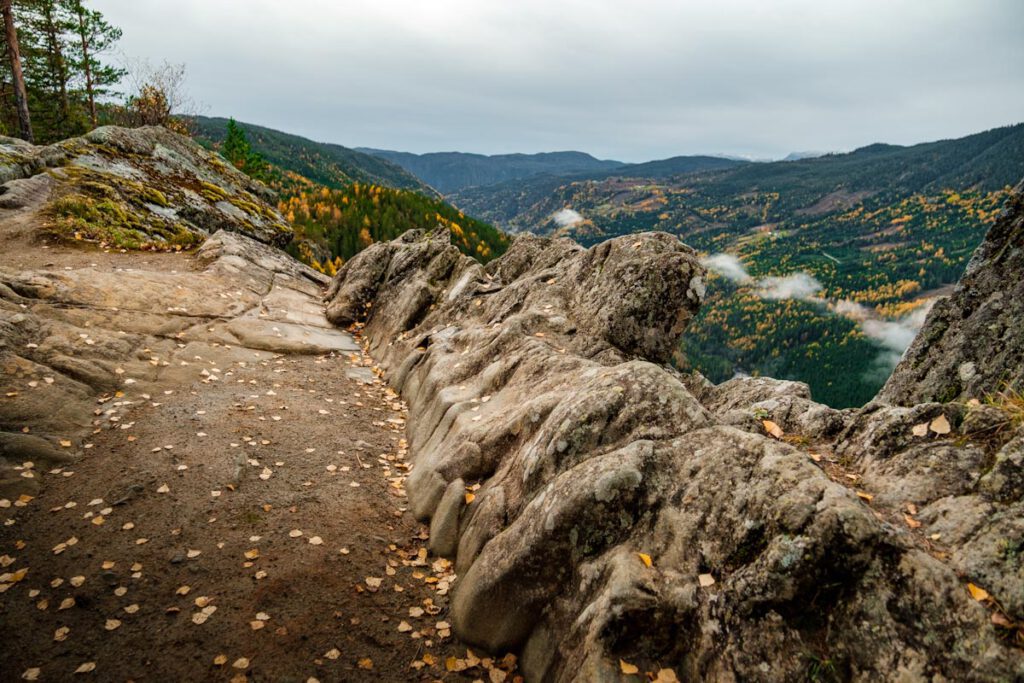 Bezienswaardigheden en tips Vestfold og Telemark Ravnejuvvegen weg naar Ravnejuv Raven Gorge Dalen Zuid-Noorwegen - Reislegende.nl