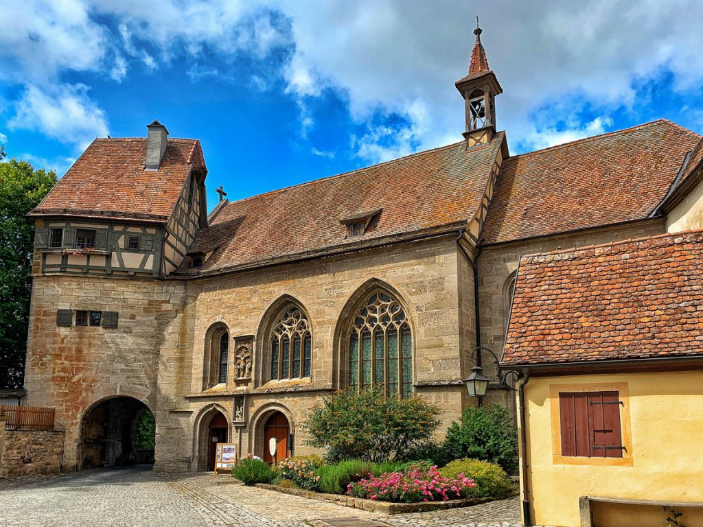 Bezienswaardigheden in Rothenburg ob der Tauber St. Wolfgangskirche Duitsland Romantische Strasse - Reislegende.nl