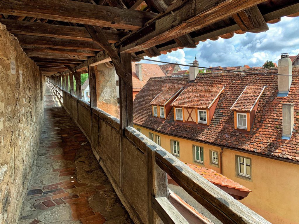 Bezienswaardigheden in Rothenburg ob der Tauber stadsmuur Romantische Strasse Duitsland - Reislegende.nl