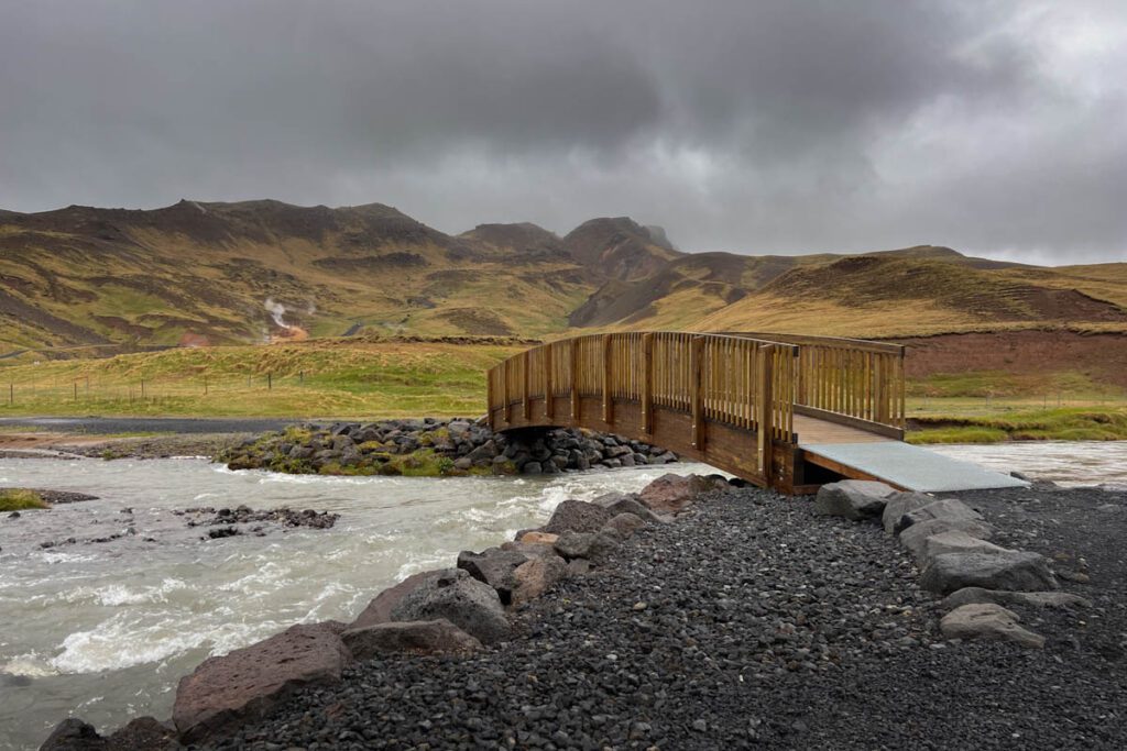 Brug naar Reykjadalur Hot Springs IJsland - Reislegende.nl