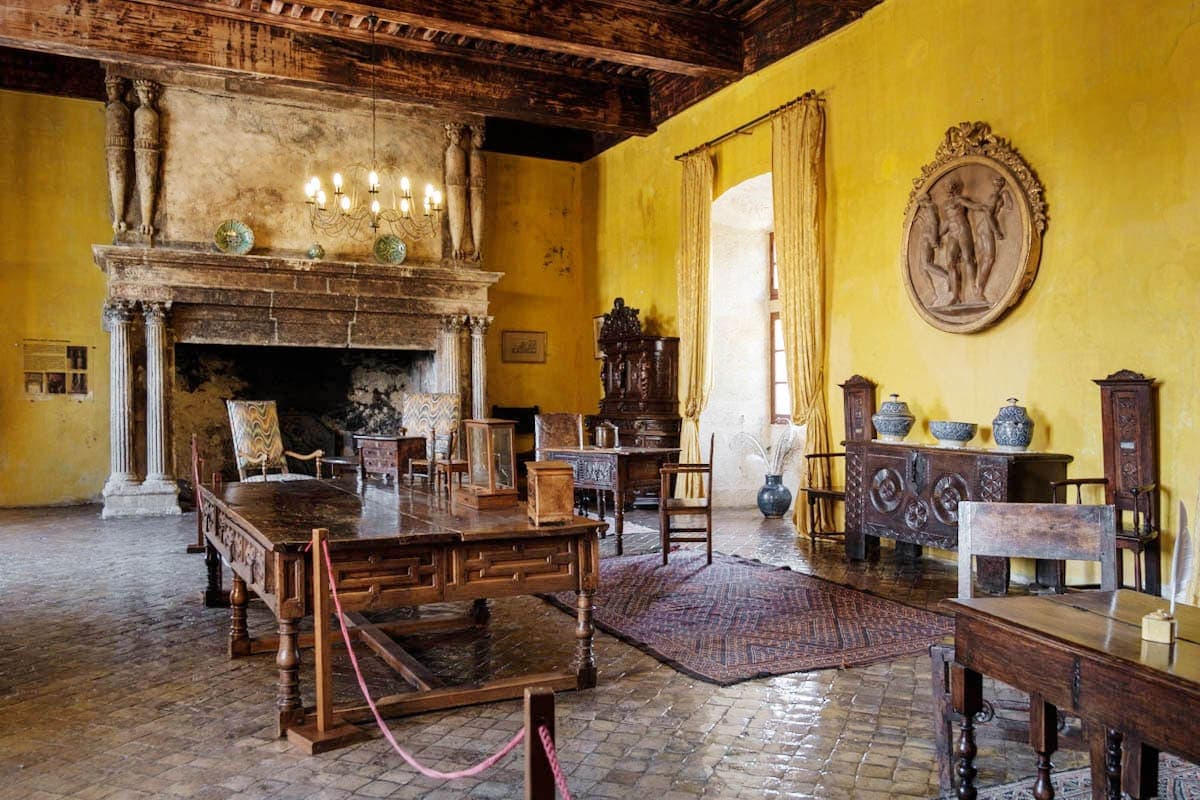 Chateau Lourmarin mooie dorpen in de Vaucluse bezienswaardigheden en tips Luberon Provence - Reislegende.nl