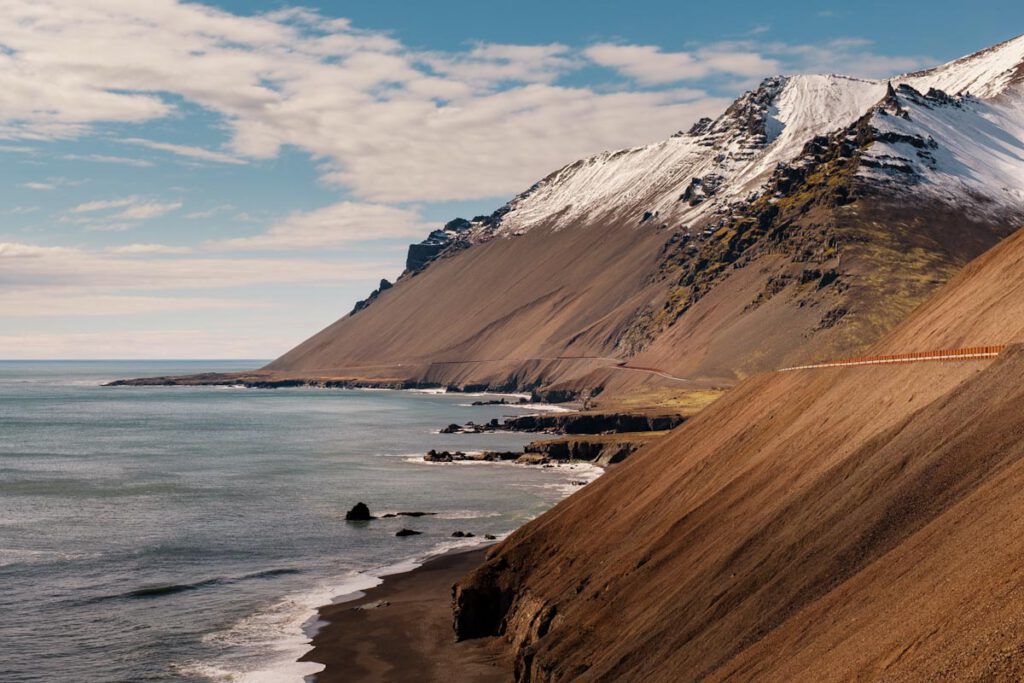 De weg naar Fauskasandur Black Sand Beach bezienswaardigheden in het oosten van IJsland - Reislegende.nl