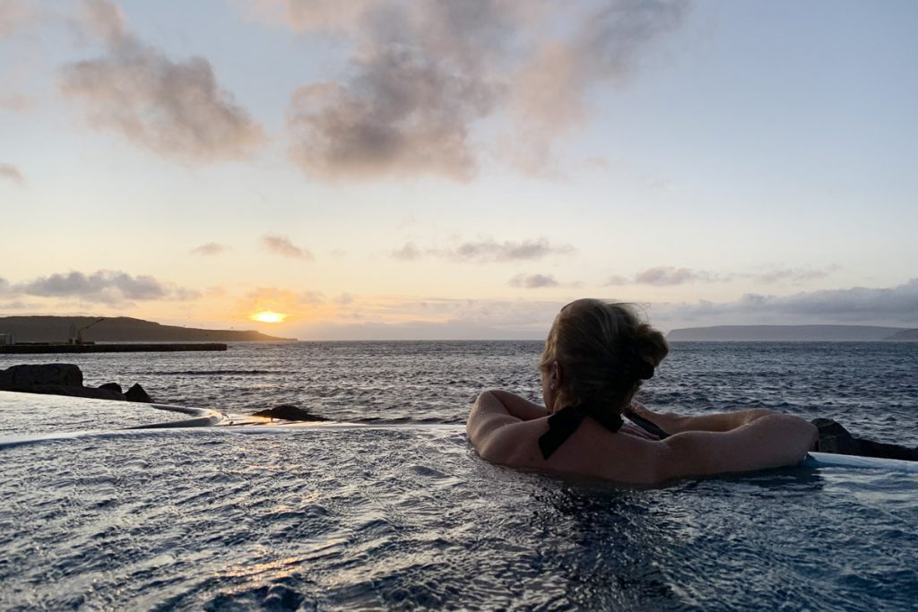 Drangsnes hot pools aan zee IJsland Reislegende | Overzicht met aantal uren licht in IJsland - Reislegende.nl