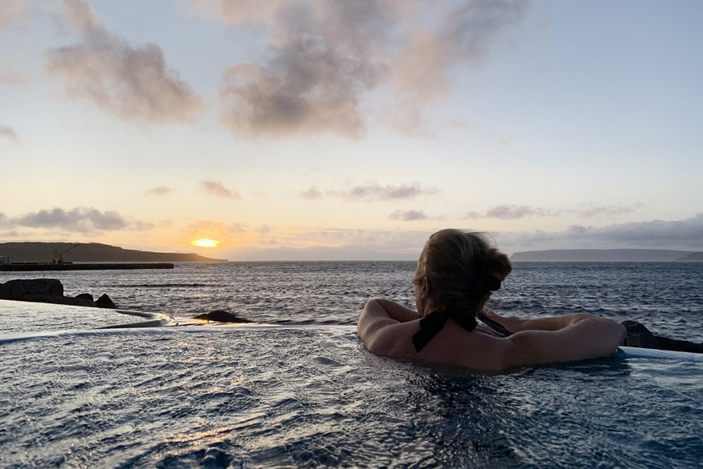 Drangsnes hot pools aan zee IJsland Reislegende - Reislegende.nl