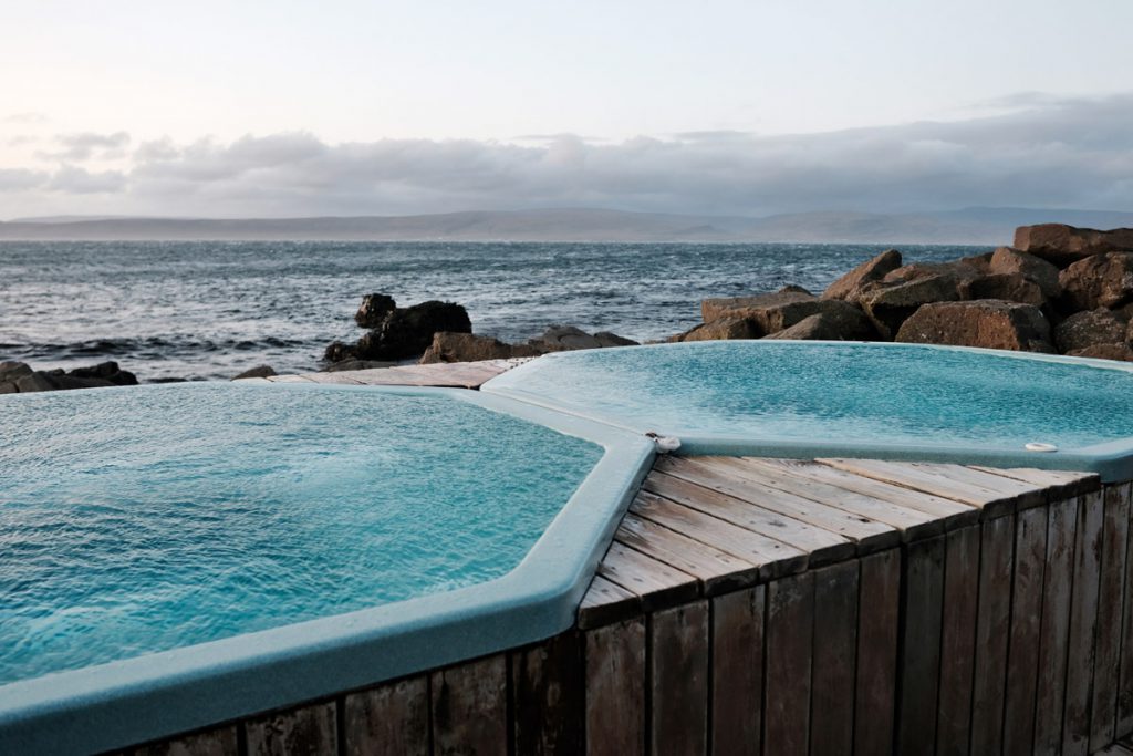 Drangsnes hot pots aan zee Westfjorden IJsland Reislegende - Reislegende.nl