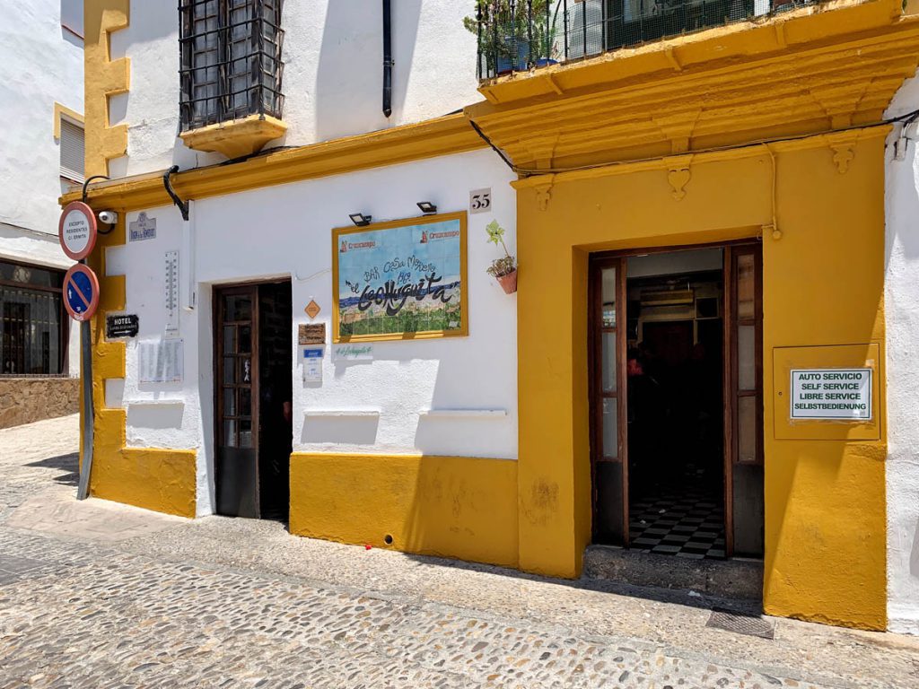 Tapas eten bij Bar El Lechuguita - Ronda eettip - Wandelen in Ronda, route langs 22 bezienswaardigheden - Reislegende.nl