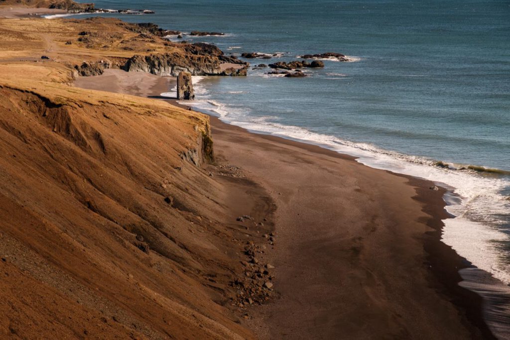 Stapi in Stapavik Laekjavik beach - Fauskasandur Black Sand Beach bezienswaardigheden langs oostkust IJsland - Reislegende.nl