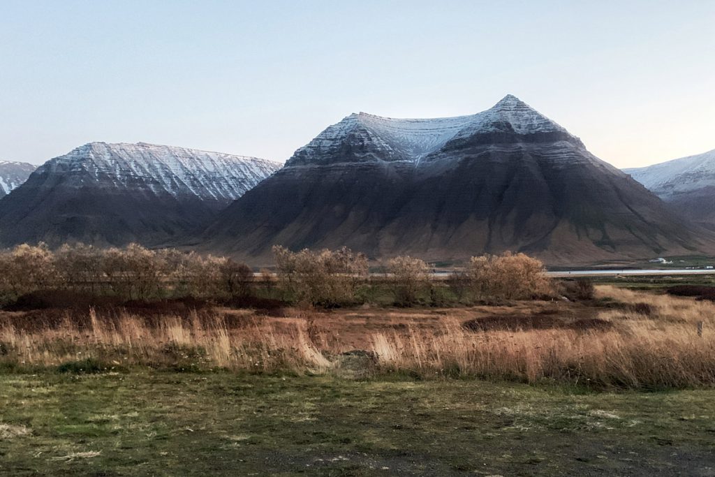 Flatayri Westfjorden eerste sneeuw op bergtoppen IJsland roadtrip Reislegende - Reislegende.nl