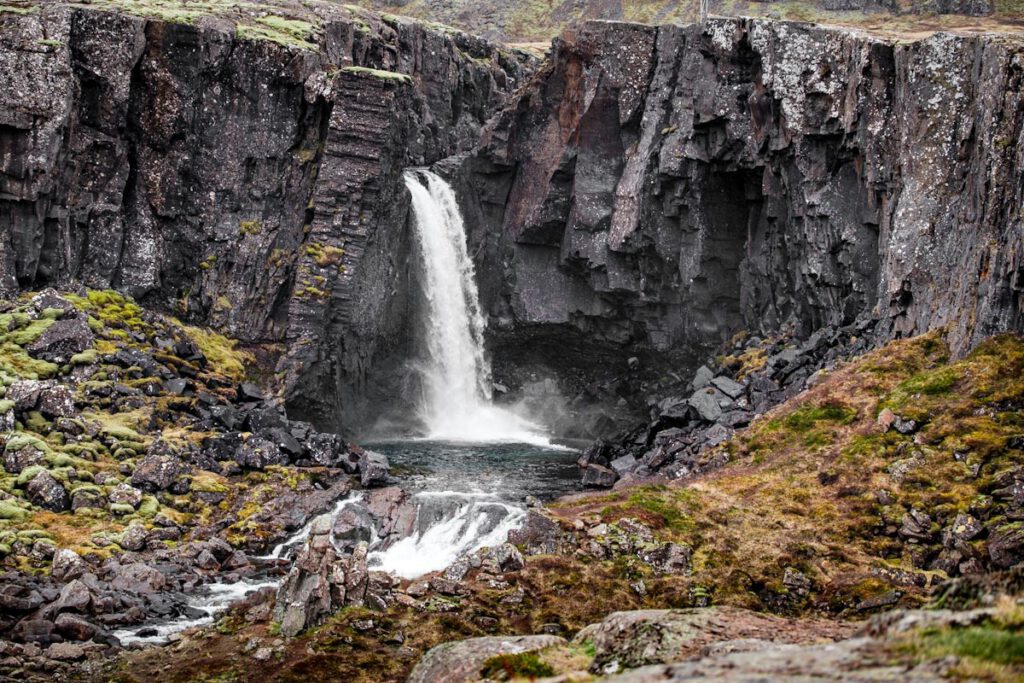 Folaldafoss Oxi pass road 939 oost ijsland oostfjorden - Reislegende.nl