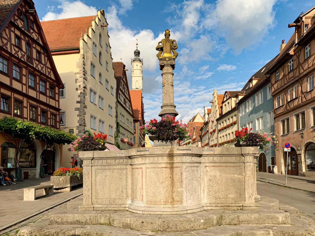 Fontein Herrngasse Bezienswaardigheden in Rothenburg ob der Tauber Romantische Strasse Duitsland - Reislegende.nl