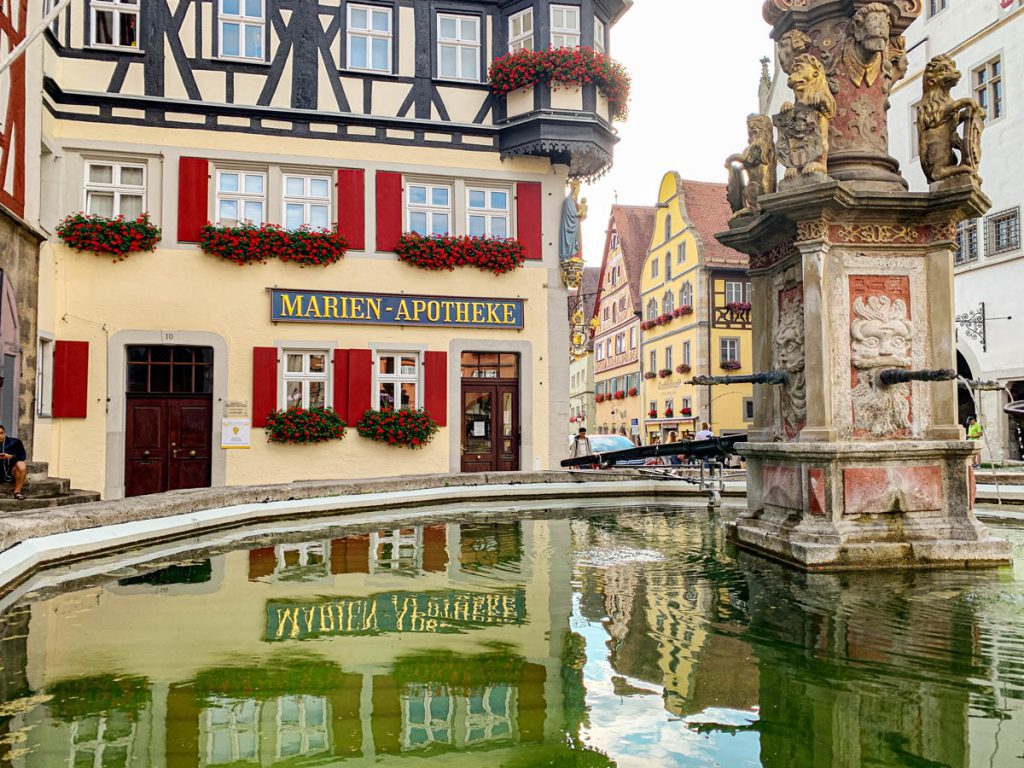 Fontein Marktplatz Bezienswaardigheden in Rothenburg ob der Tauber Romantische Strasse Duitsland - Reislegende.nl