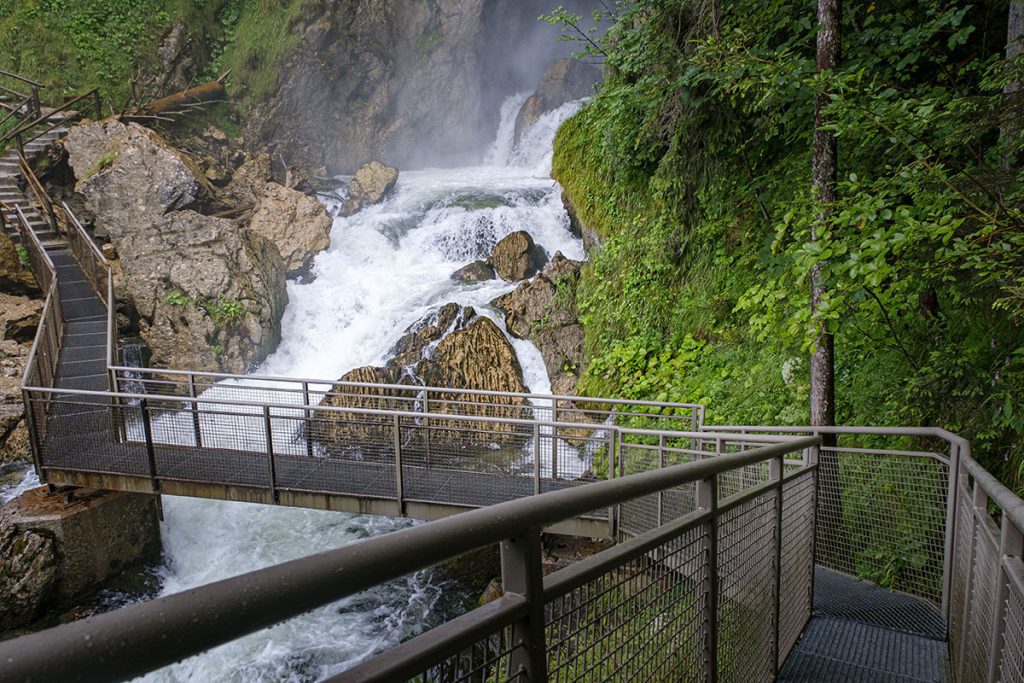 De brug over de Gollinger waterval - Reislegende.nl