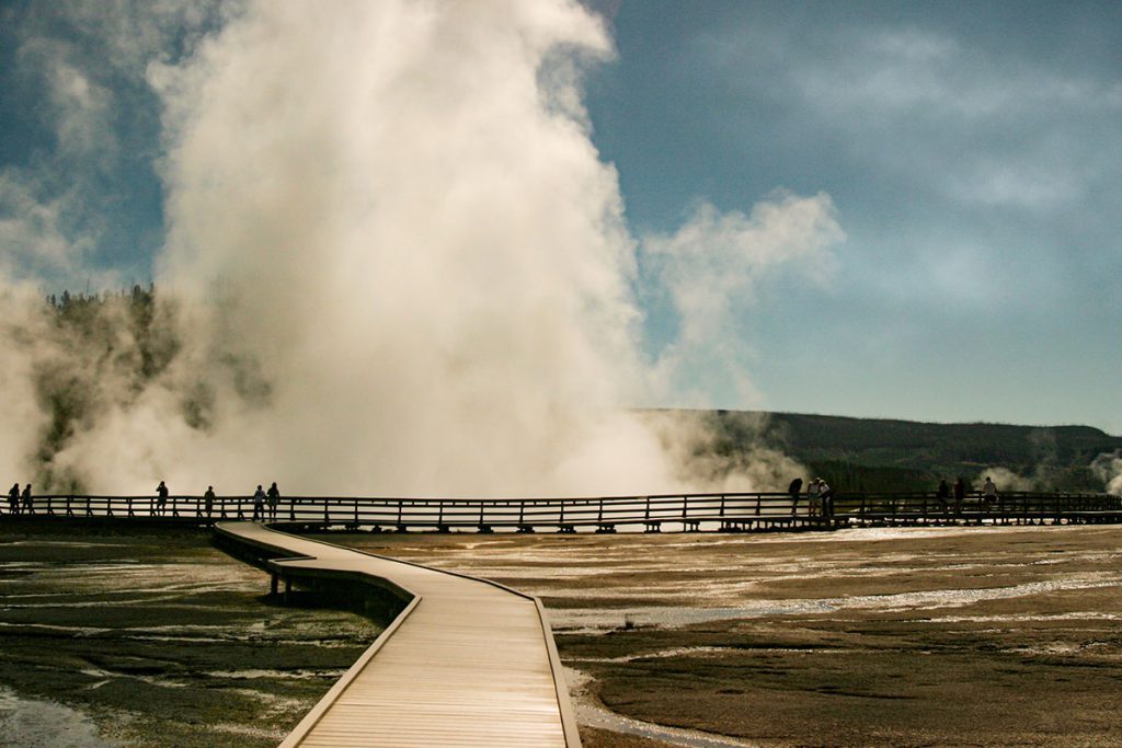 Grand Prismatic Spring, Midway Geyser Basin in Yellowstone - Yellowstone National Park: 10x wat je niet mag missen - Reislegende.nl