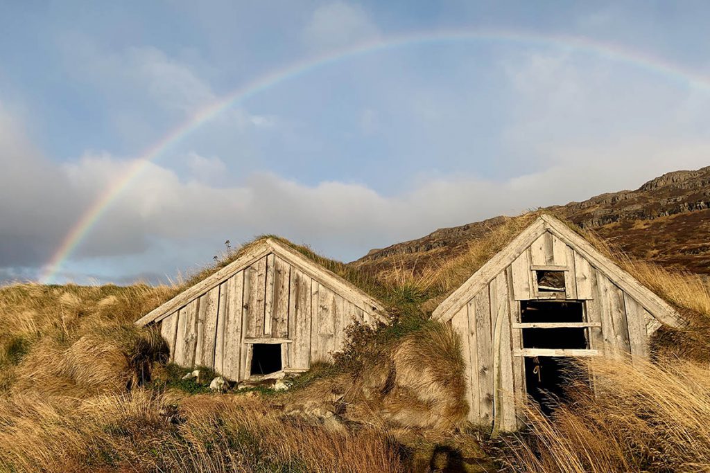 Gvendarlaug hot pools in IJslandse Westfjorden - Reislegende.nl