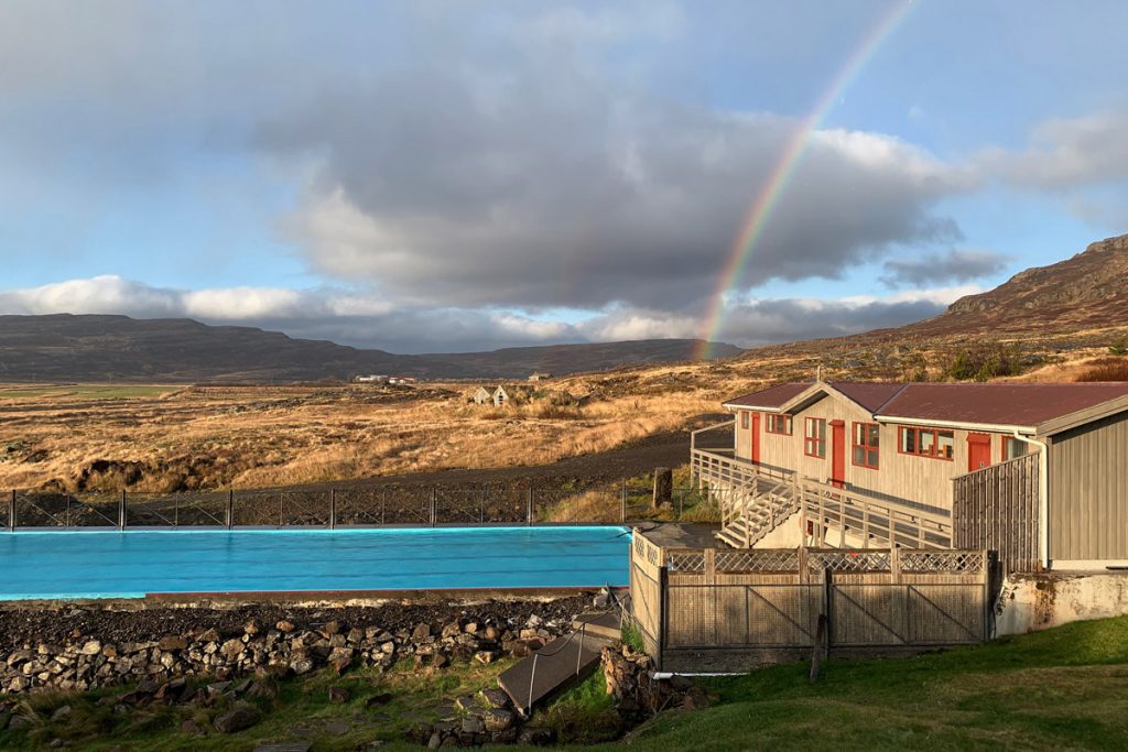 Laugarhóll Bjarnarfjördur Gvendarlaug hot pools en verwarmd zwembad roadtrip door Westfjorden IJsland - Reislegende.nl