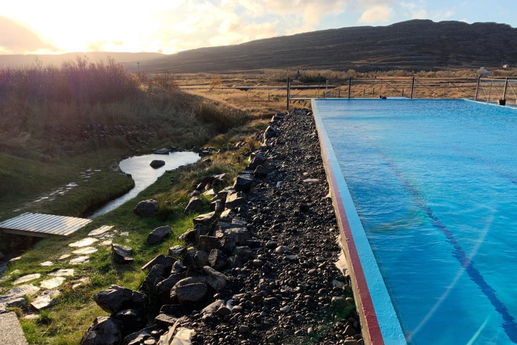 Laugarhóll Bjarnarfjördur Gvendarlaug hot pools en verwarmd zwembad roadtrip door Westfjorden IJsland - Reislegende.nl