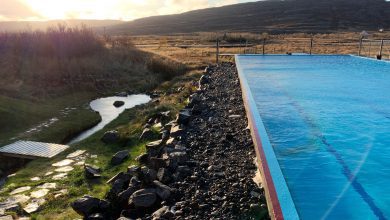 Laugarhóll Bjarnarfjördur Gvendarlaug hot pools en verwarmd zwembad roadtrip door Westfjorden IJsland - Reislegende.nl
