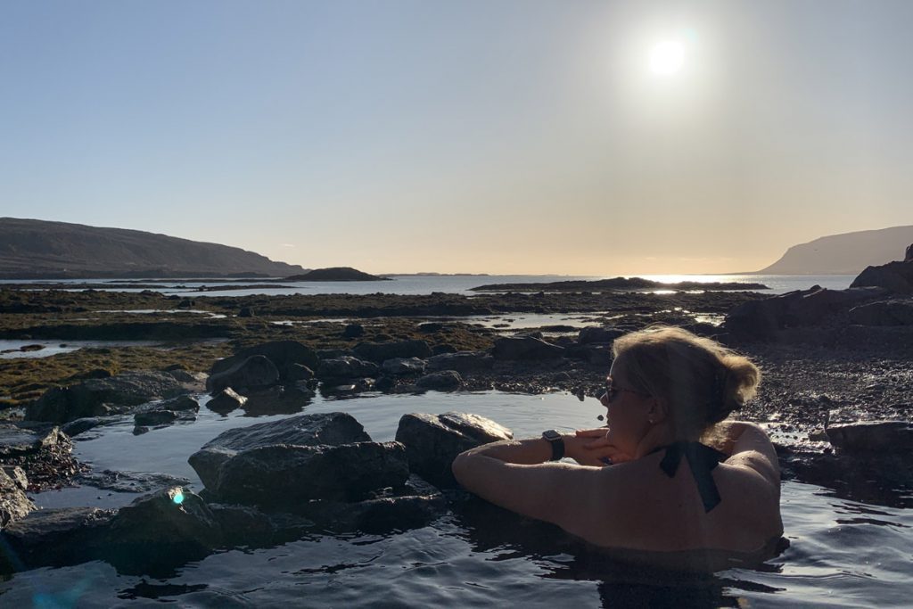 Hellulaug bron hot pool Westfjorden IJsland Reislegende - Reislegende.nl