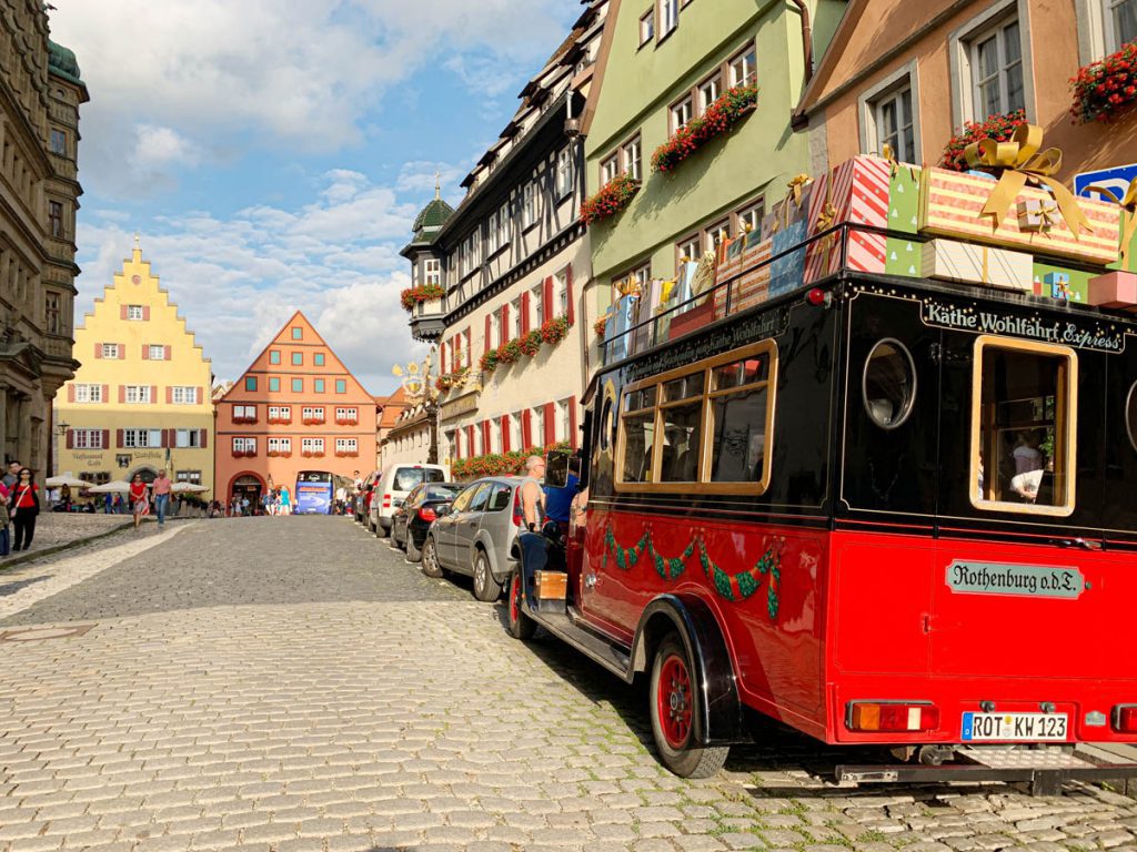 Herrngasse Marktplatz Bezienswaardigheden in Rothenburg ob der Tauber Romantische Strasse Duitsland - Reislegende.nl