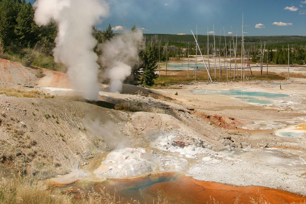 Porcelain Basin in Yellowstone - Yellowstone National Park: 10x wat je niet mag missen - Reislegende.nl