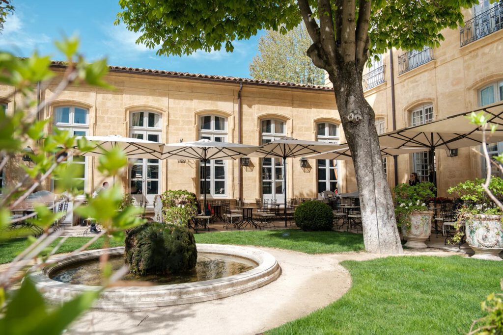 Café Caumont, Hotel de Caumont, historisch pronkstuk in Aix-en-Provence - Reislegende.nl