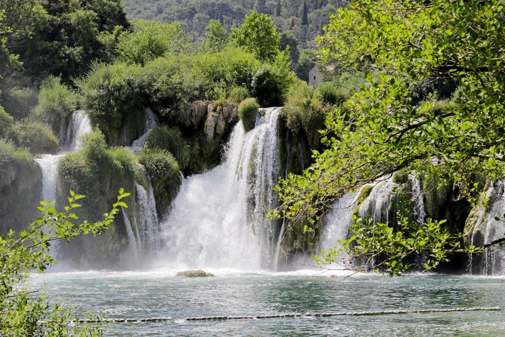 De prachtige watervallen in National Park Krka - Reislegende.nl