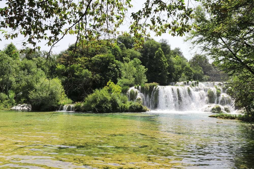 De prachtige watervallen in National Park Krka - Reislegende.nl