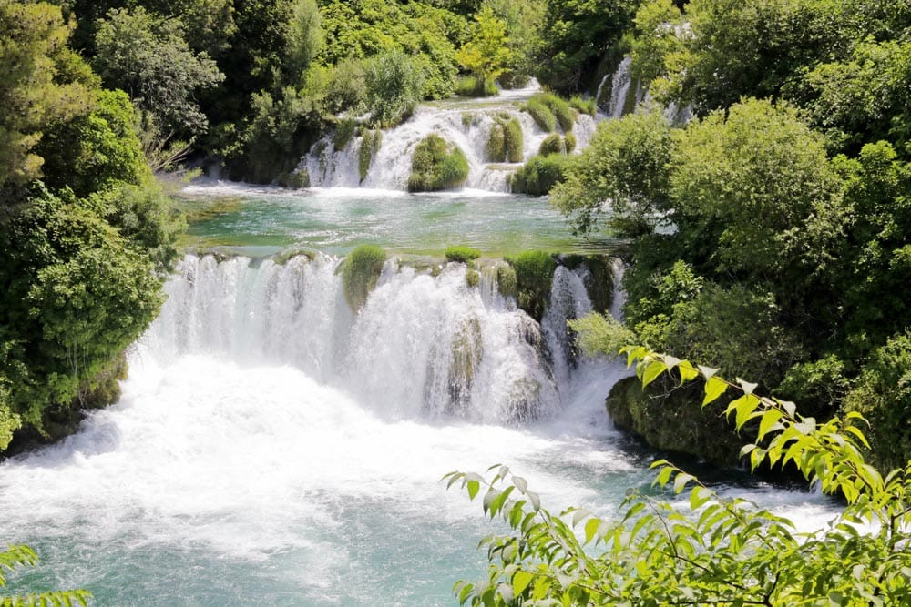 De prachtige watervallen in National Park Krka - Reislegende.nl