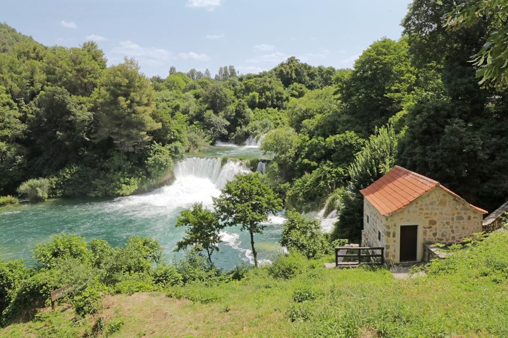 De prachtige watervallen in National Park Krka - Reislegende.nl