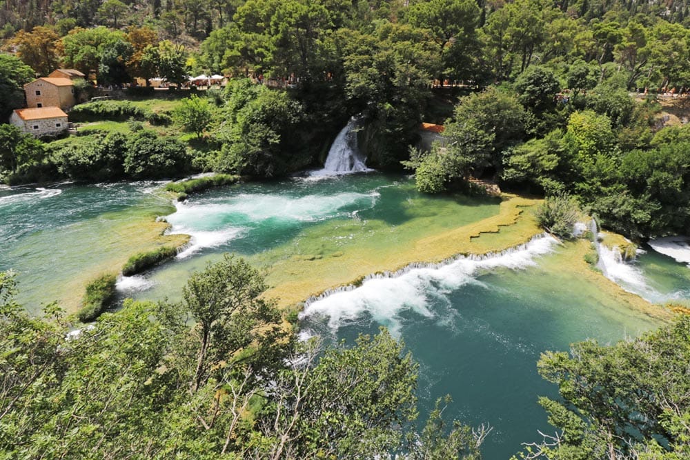 De prachtige watervallen in National Park Krka - Reislegende.nl