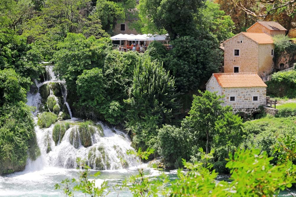 De prachtige watervallen in National Park Krka - Reislegende.nl