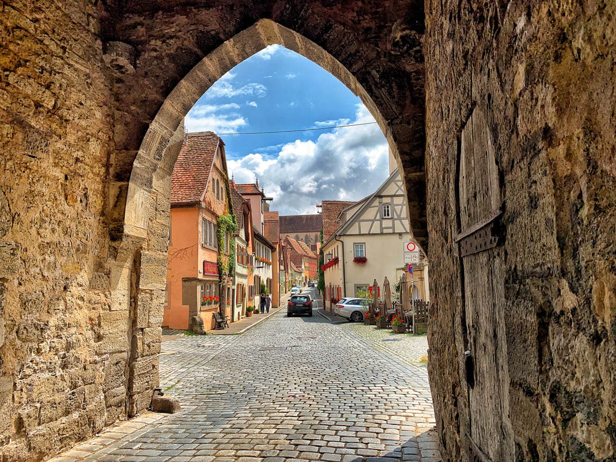 Klingentor Klingengasse Bezienswaardigheden in Rothenburg ob der Tauber Romantische Strasse Duitsland - Reislegende.nl