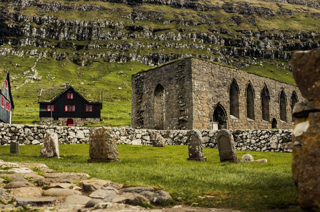 Magnus Cathedral Kirkjubour bezienswaardigheden Faeroer eilanden tips - Reislegende.nl