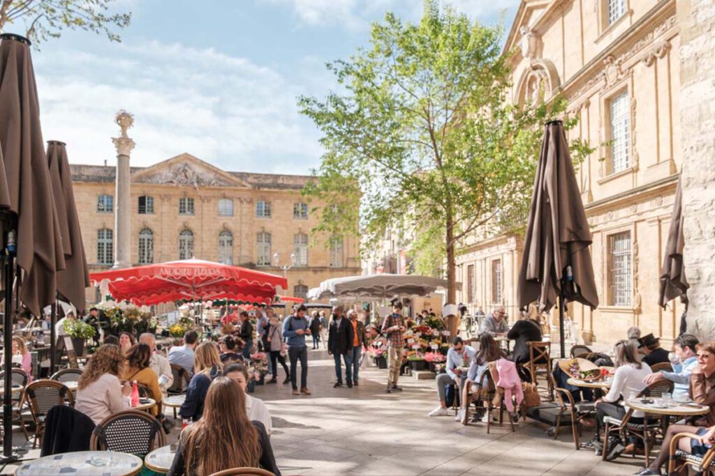 Bloemenmarkt Place de l’Hôtel de Ville - Ontdek het oude centrum van Aix-en-Provence, bezienswaardigheden en tips - Reislegende.nl