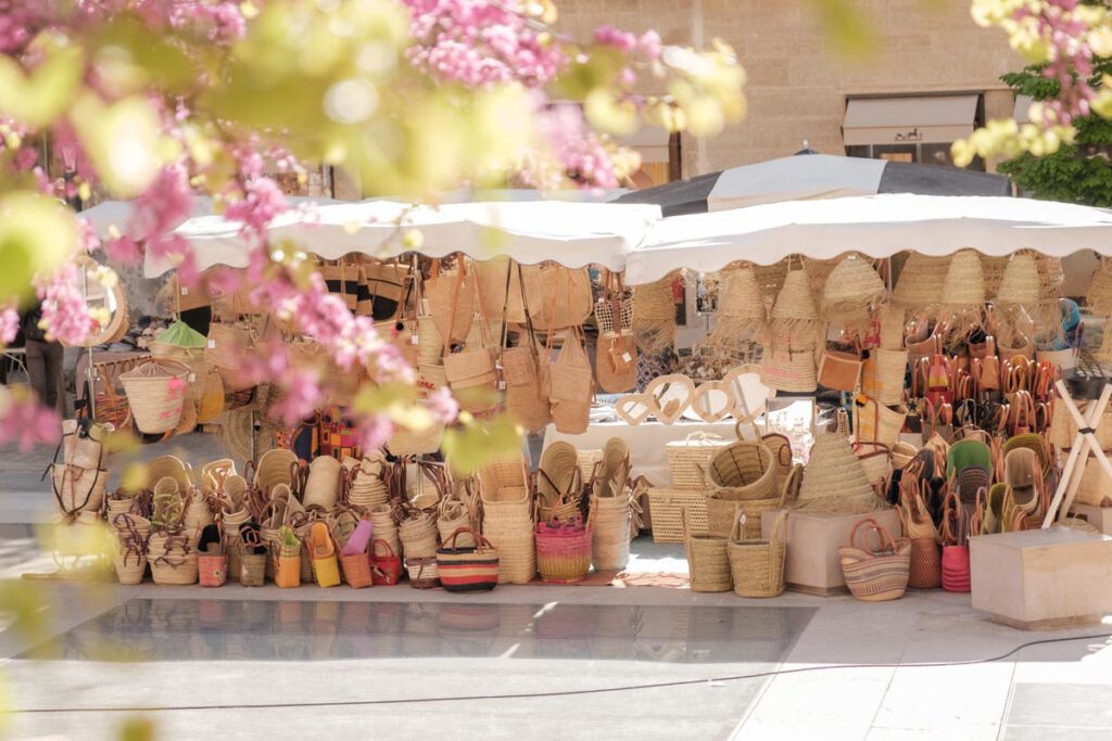 Place Verdun markt Aix en Provence - Ontdek het oude centrum van Aix-en-Provence, bezienswaardigheden en tips - Reislegende.nl