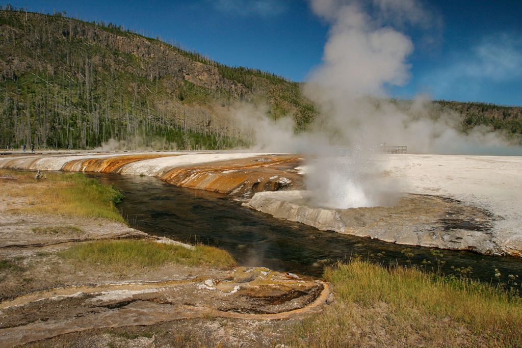 Firehole River, Midway Geyser Basin in Yellowstone - Yellowstone National Park: 10x wat je niet mag missen - Reislegende.nl