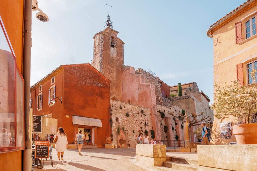 Stadhuisplein Roussillon in de Provence, tips voor een bezoek aan dit roodgekleurde dorp - Reislegende.nl