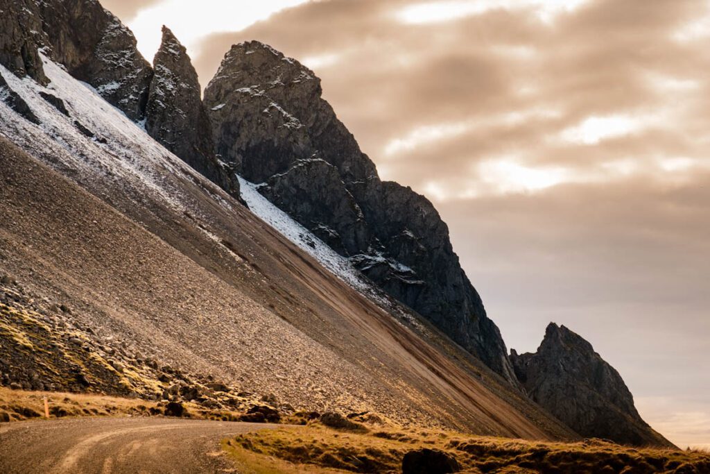 Weg naar Stokksnes schiereiland Vestrahorn zuiden van IJsland - Reislegende.nl