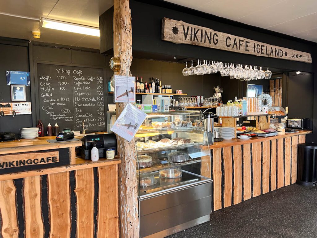 Ontbijt Viking Café Stokksnes IJsland zuidkust - Reislegende.nl